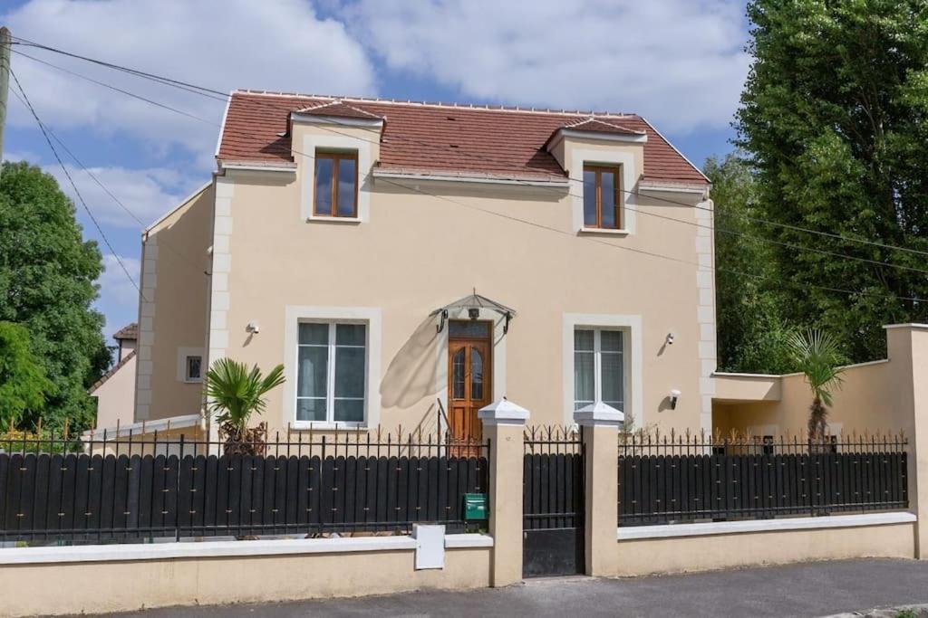 Joli Appartement De Vacances Ecouen Exterior photo
